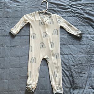 🌈KYTE BABY🌈 Zip Romper in Fog Rainbow (no longer available), size 6-12m.